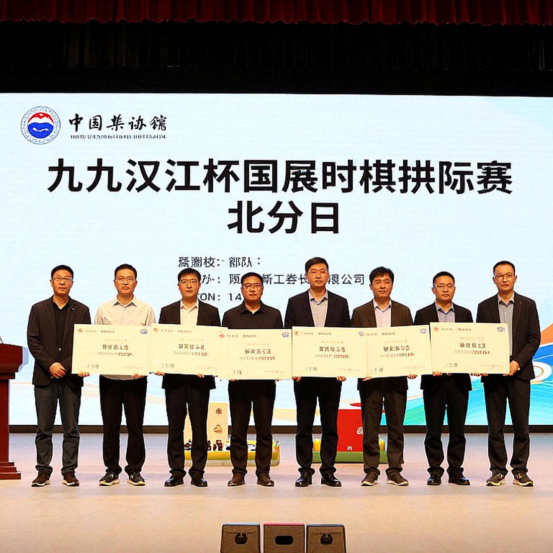 Bản báo cáo trắng trong phòng phân tích esports