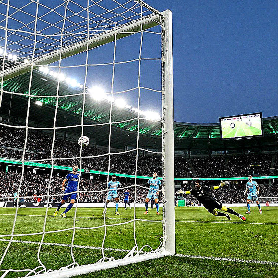 Tying the Laces Before Kickoff: The Dressing-Room Pulse in a Major Tournament Season Tying the Laces Before Kickoff: The Dressing-Room Pulse in a Major Tournament Season