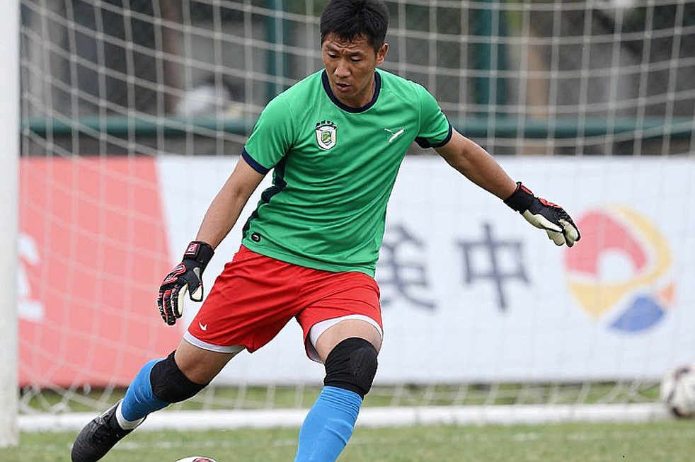 Hàng thủ chắp vá và canh bạc giữ sạch lưới của Donis ở bán kết Gulf Cup 27 Hàng thủ chắp vá và canh bạc giữ sạch lưới của Donis ở bán kết Gulf Cup 27